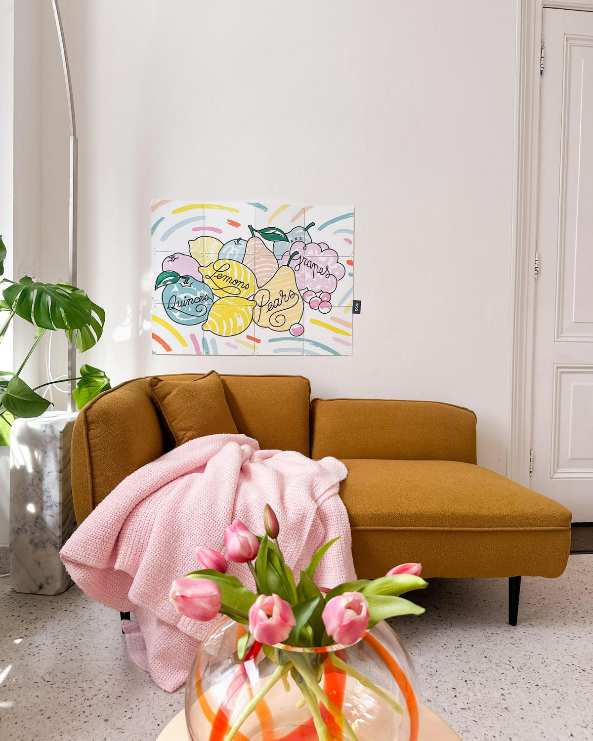 ČALOUNĚNÉ LEHÁTKO CHAISE LONGUE Bouclé hořčicově žluté pravostranné Chevannes - černá/žlutá, textil (138/74/77cm) - Beliani