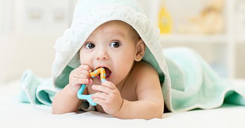 Baby mit Beißring