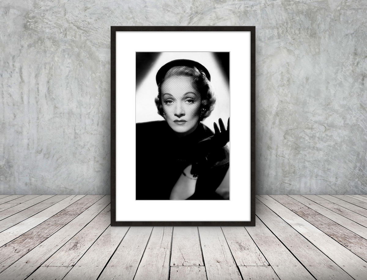BILD mit Rahmen 51x71 cm Marlene Dietrich Schwarz-Weiß - Weiß, Holz (51/71cm) - artissimo