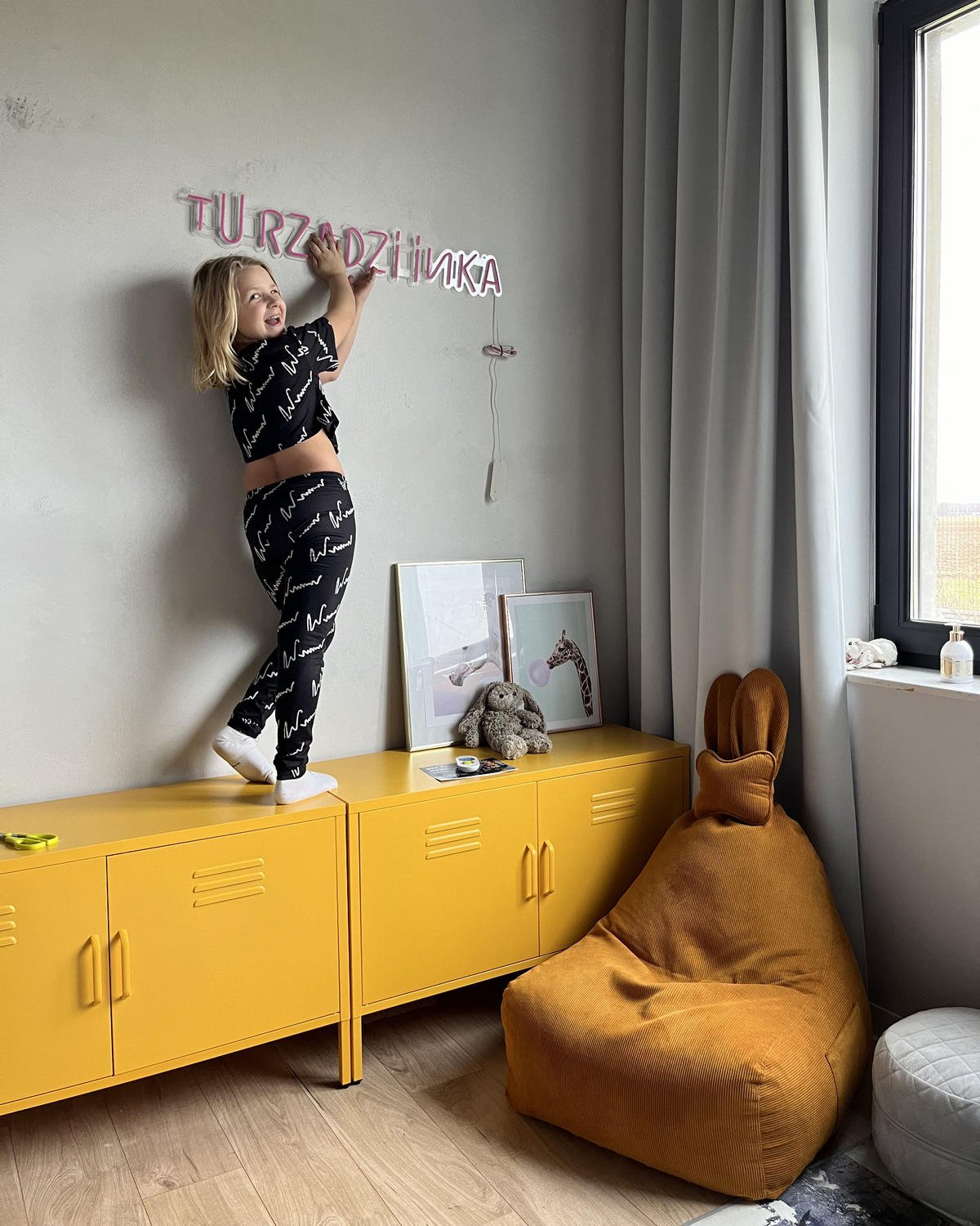 NÍZKÁ TV SKŘÍŇKA žlutá 2 dveře 100 cm Uria - žlutá, kov (100/65/40cm) - Beliani