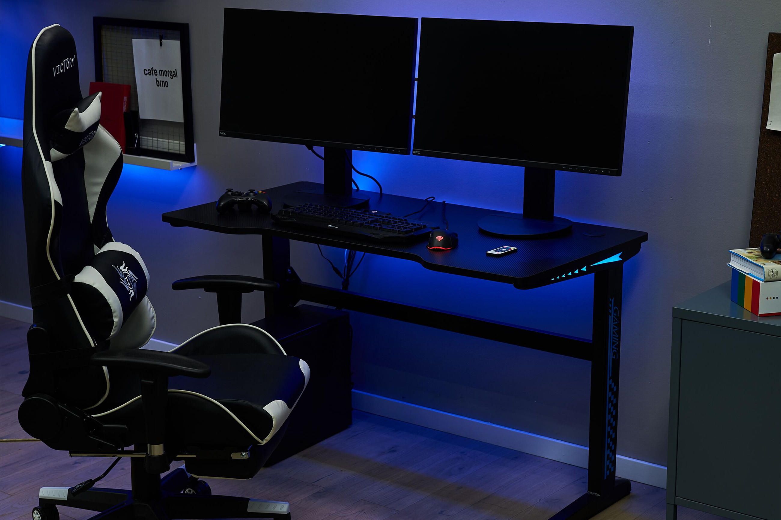 gamingstuhl mit zwei bildschirmen in blau und lila beleuchtet