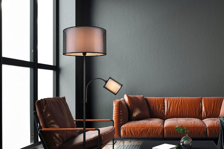 Leselampe mit Ledercouch im Hintergrund