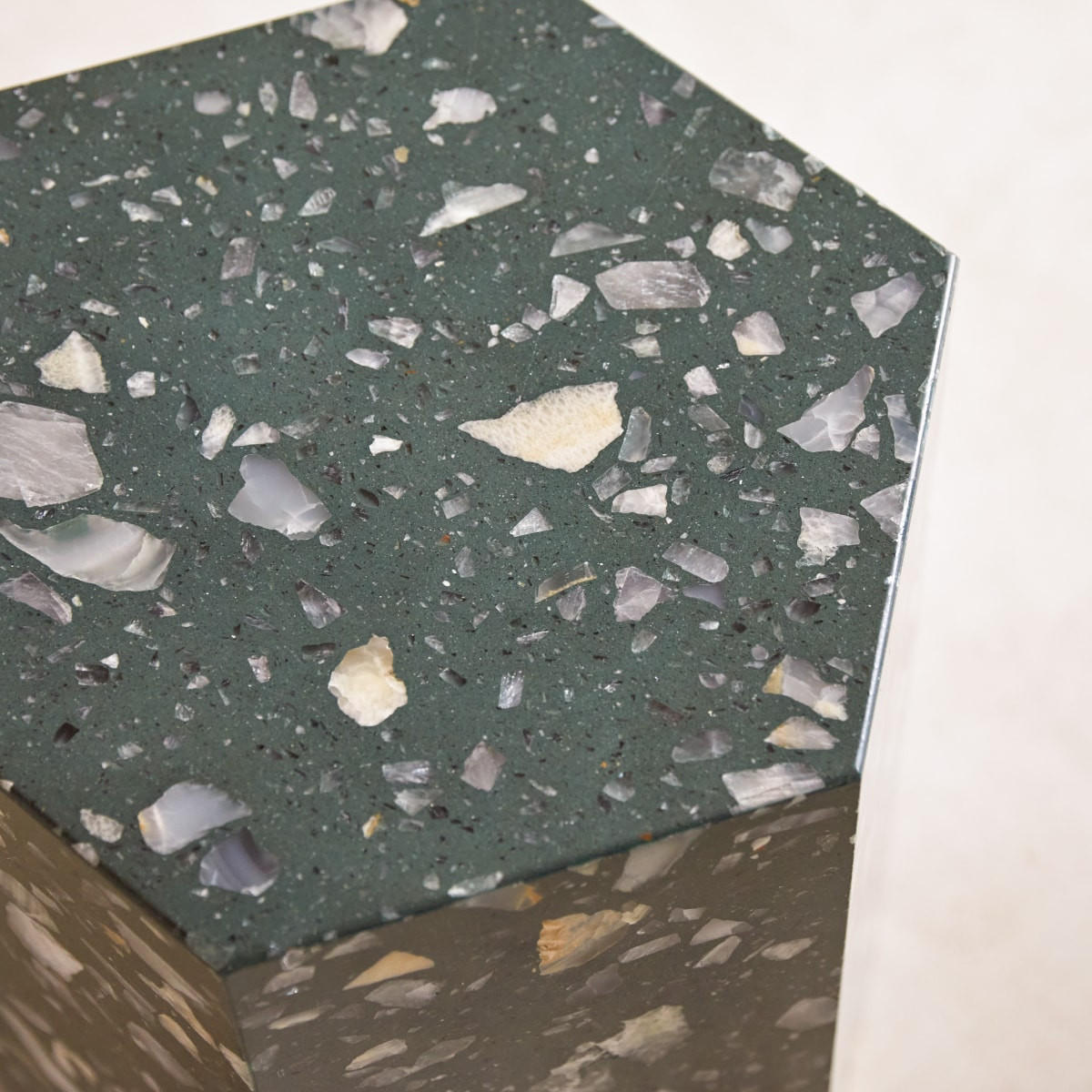 BEISTELLTISCH Zoé Dunkelgrün aus Premium-Terrazzo - Dunkelgrün, Stein (35/40/50cm) - Tikamoon