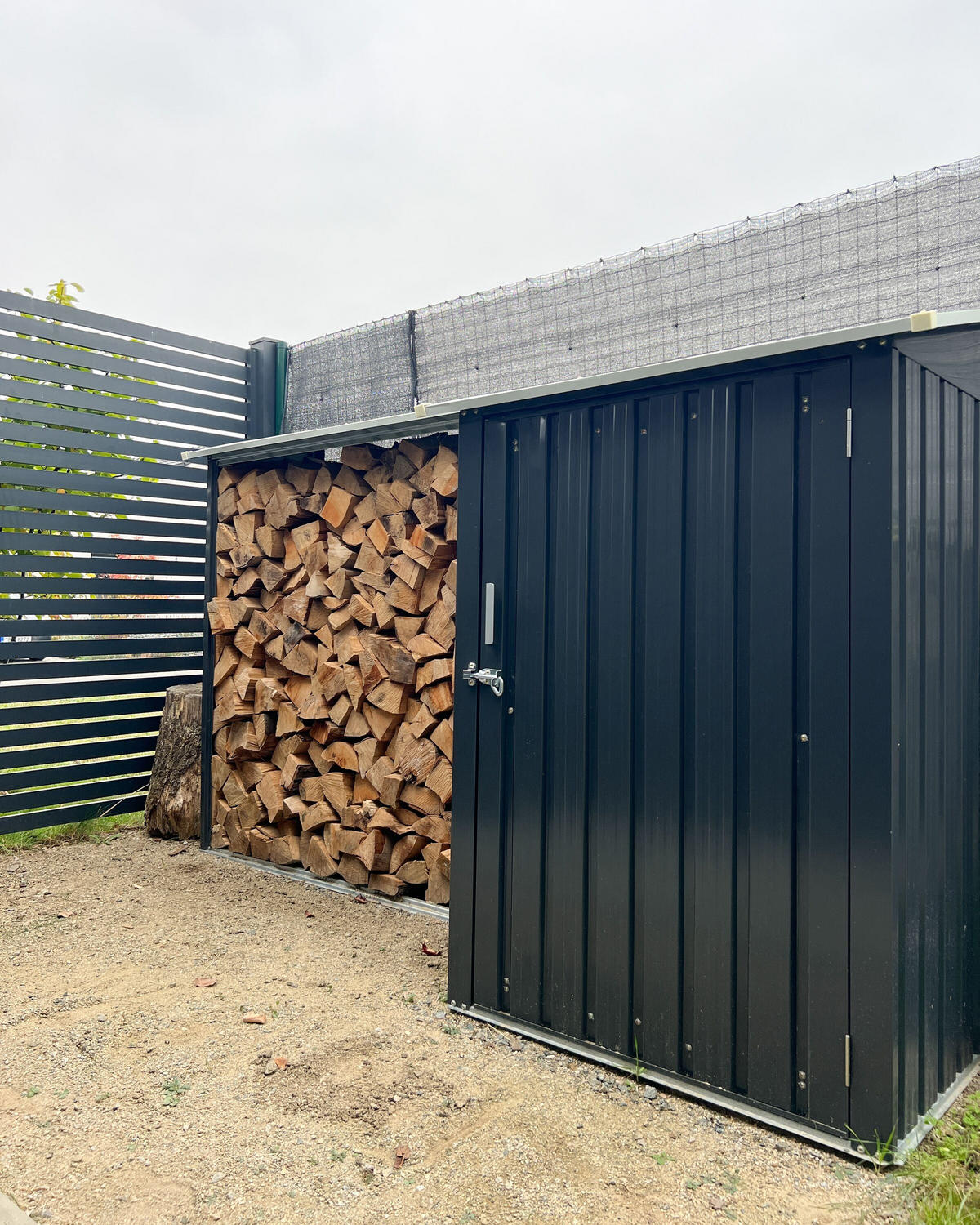 ZAHRADNÍ DOMEK NA NÁŘADÍ s Holzunterstand Ocel grafitově šedý/krémově bílý Aosta - šedá, kov (270/158/105cm) - Beliani
