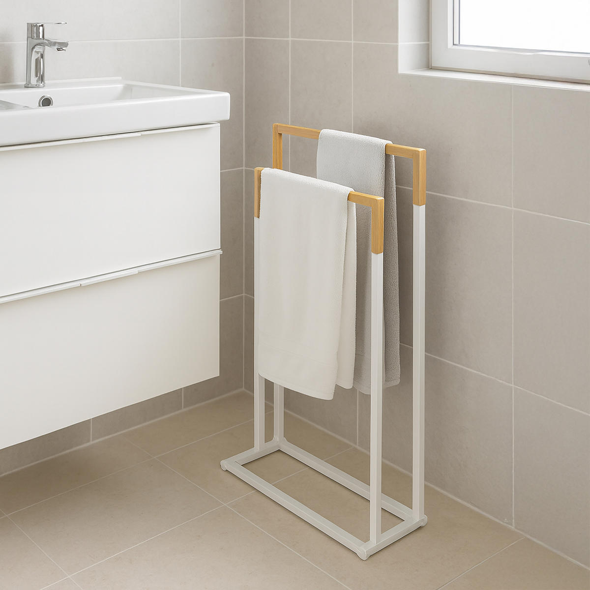 VEŠIAK na osušky - biela, kov/drevo (44/86/21cm) - Relaxdays