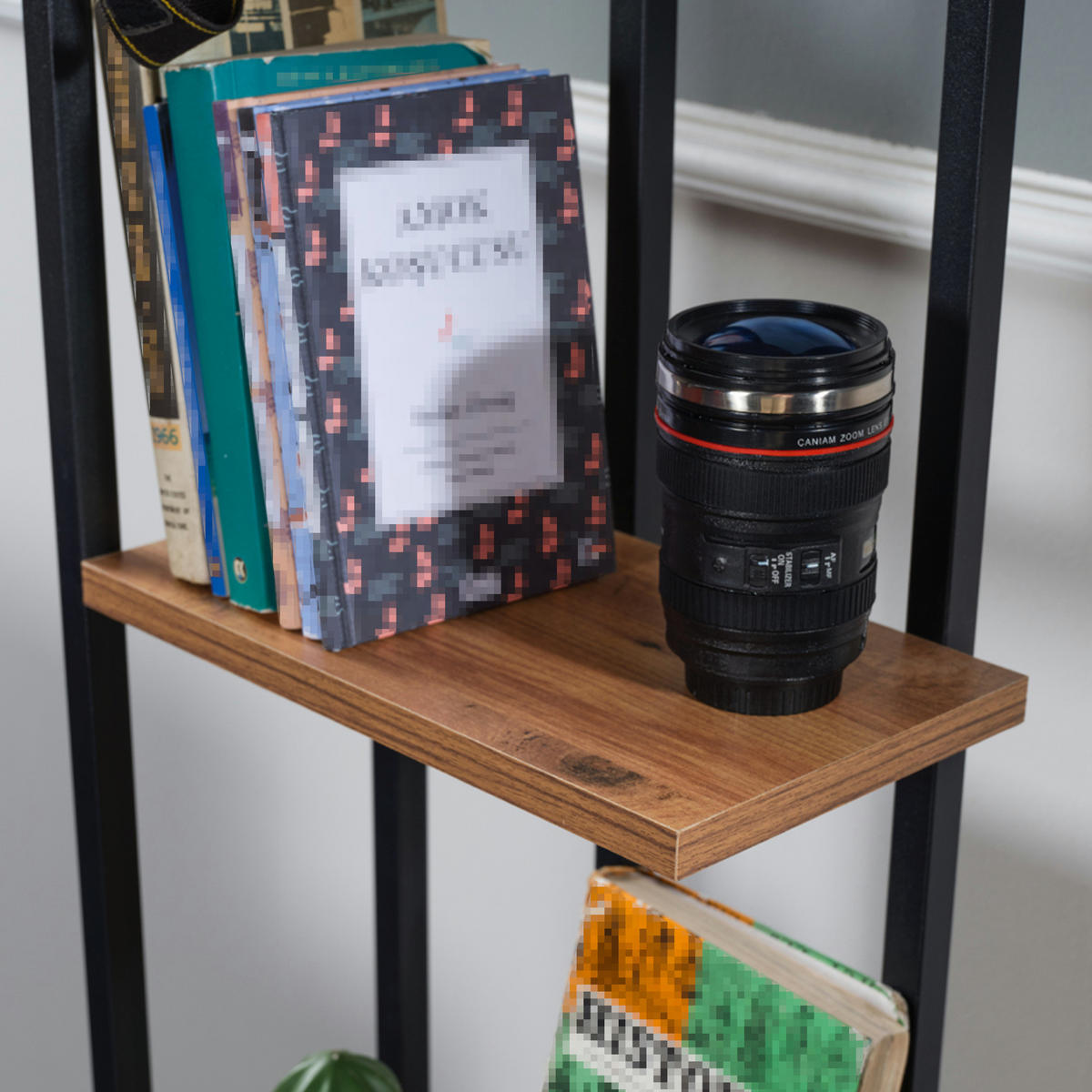 STANDREGAL Bjergsted - Walnussfarben/Schwarz, Holzwerkstoff/Metall (36/150/21cm) - [en.casa]