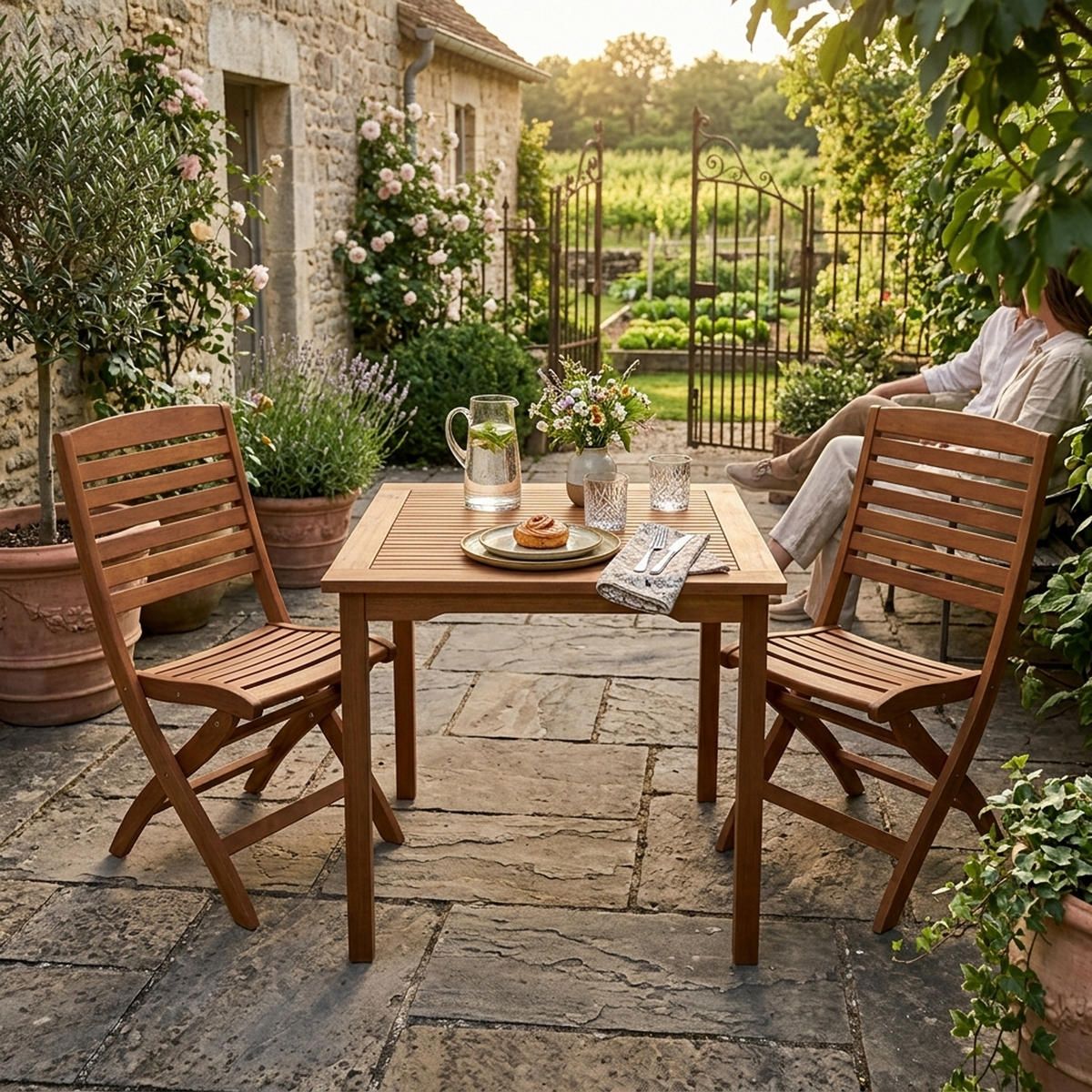 GARTEN-GARNITUR Gosport - 3-teilige Sitzgruppe (2x Klappstuhl, 1x Tisch 75x75cm quadratisch), Eukalyptus geölt. BxTxH: 75x189x93 cm - Braun, Holz - TPFGarden