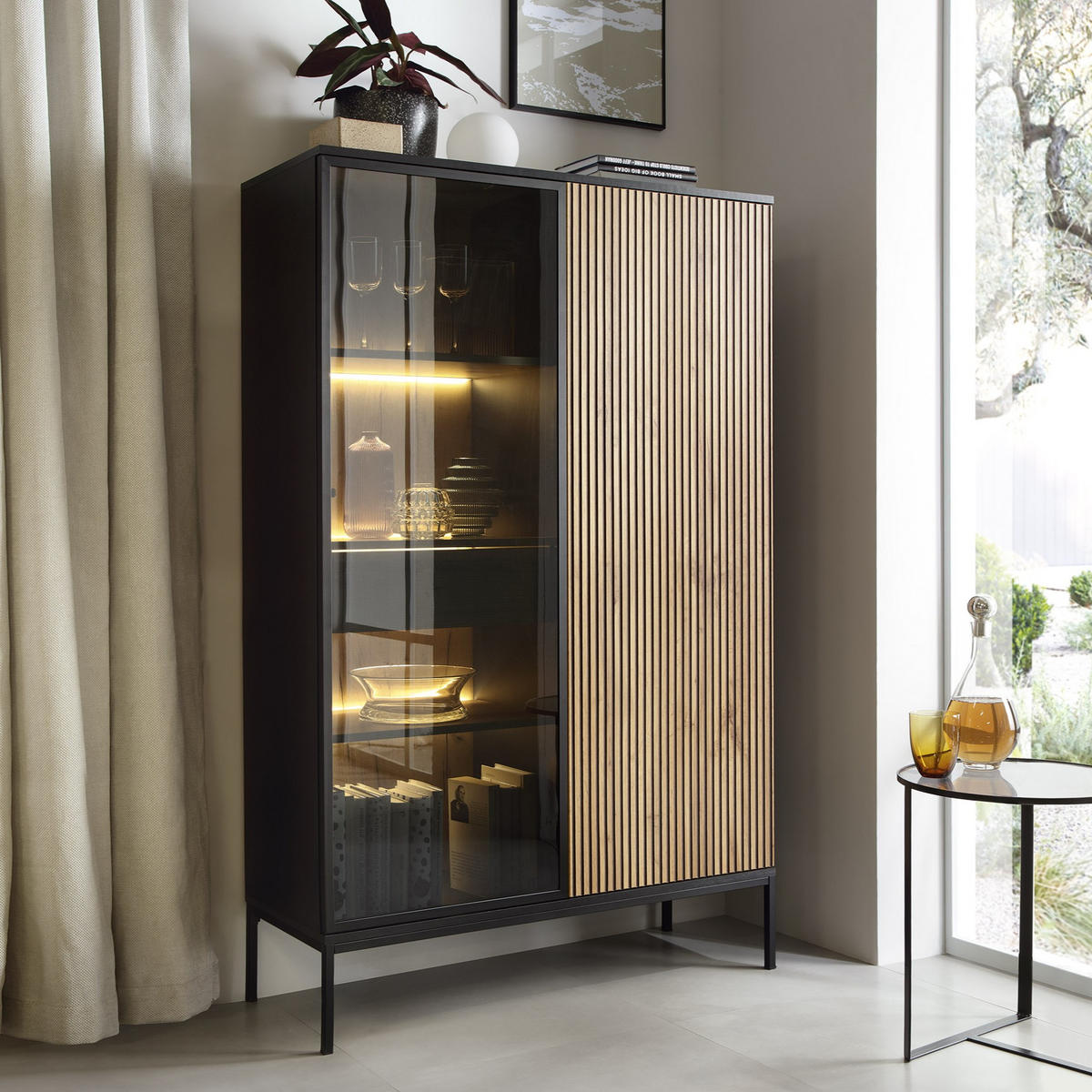 MODERNE Geriffelte Hochvitrine LAGOS W2D1SZ (Schwarz, Eiche Wotan, LED, Metallfüße, Push to Open) - Eiche Wotan/Schwarz, Glas/Holz (104/166/39cm) - Ravio