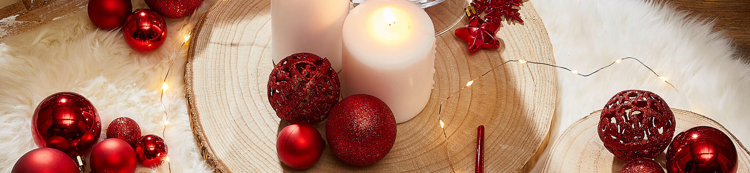 rote Weihnachtsbaumkugeln mit Kerzen