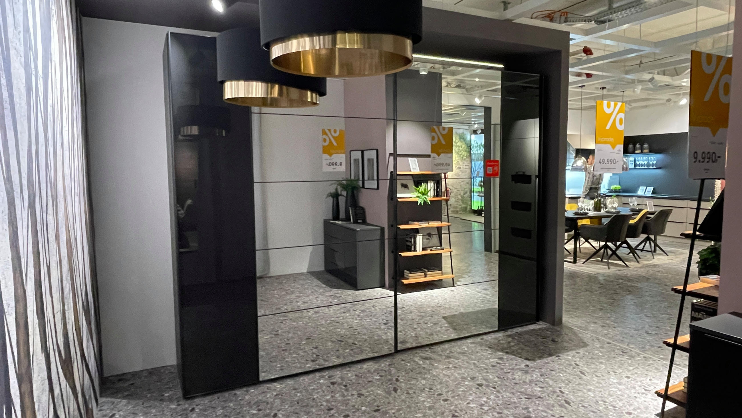 SKŘÍŇ S POSOUVACÍMI DVEŘMI GRANADA