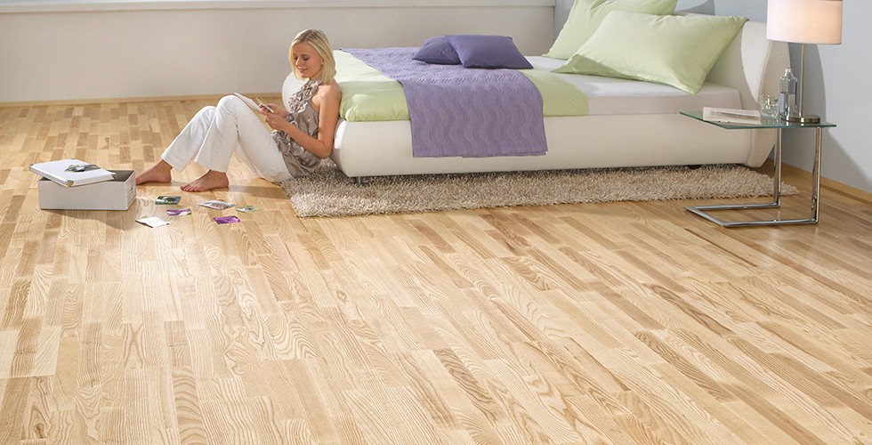 Holzboden Esche mit weißem Bett