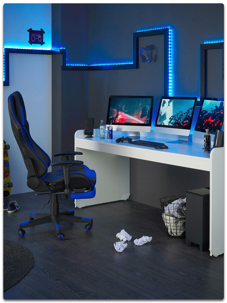 Gaming Zimmer mit weißem Schreibtisch und schwarzem Gaming Stuhl
