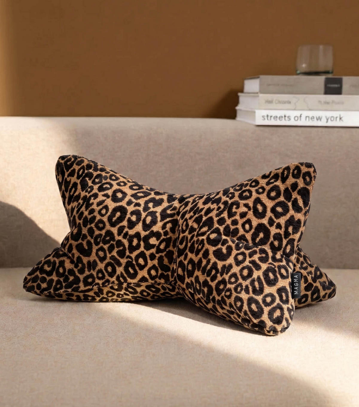 NACKENKISSEN Leseknochen Nook - Braun, Textil (42/22cm) - Mokebo