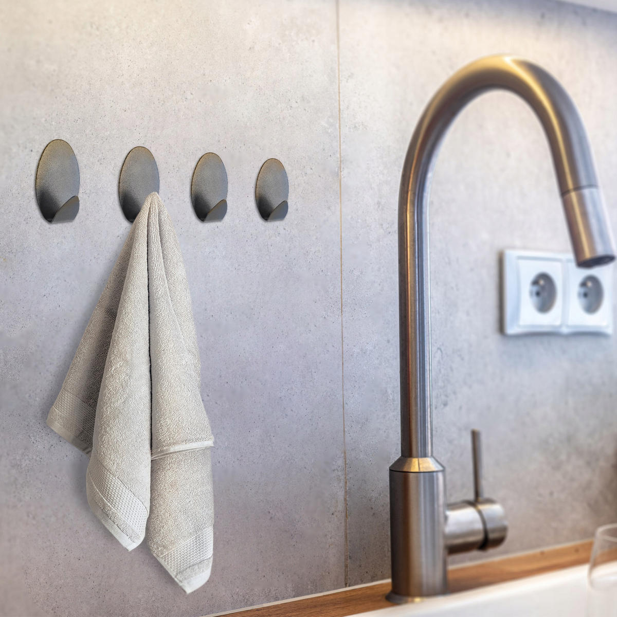 BADEZIMMER-KLEIDERBÜGEL 4 Stück. - Schwarz, Metall (4/5cm) - KADAX