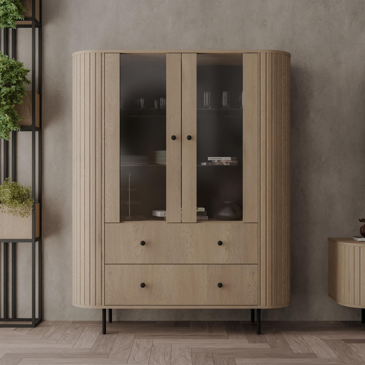 VITRINE Olivia 123 cm, mit Glastüren, 2 Schubladen und geriffeltem Design, eiche sonoma und schwarzfarbenen Metallfüßen - Sonoma Eiche, Metall (123/155/43cm) - Margaret Hadas24