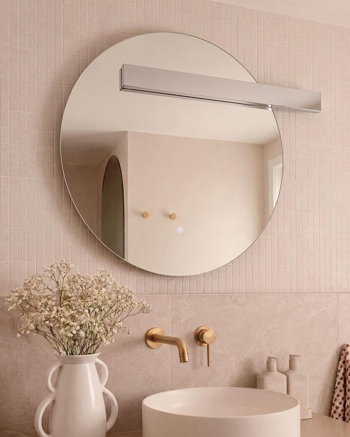OGLINDĂ DE BAIE CU LED 107/90 cm argintie Anost - argintiu, sticlă (107/90/4cm) - Beliani