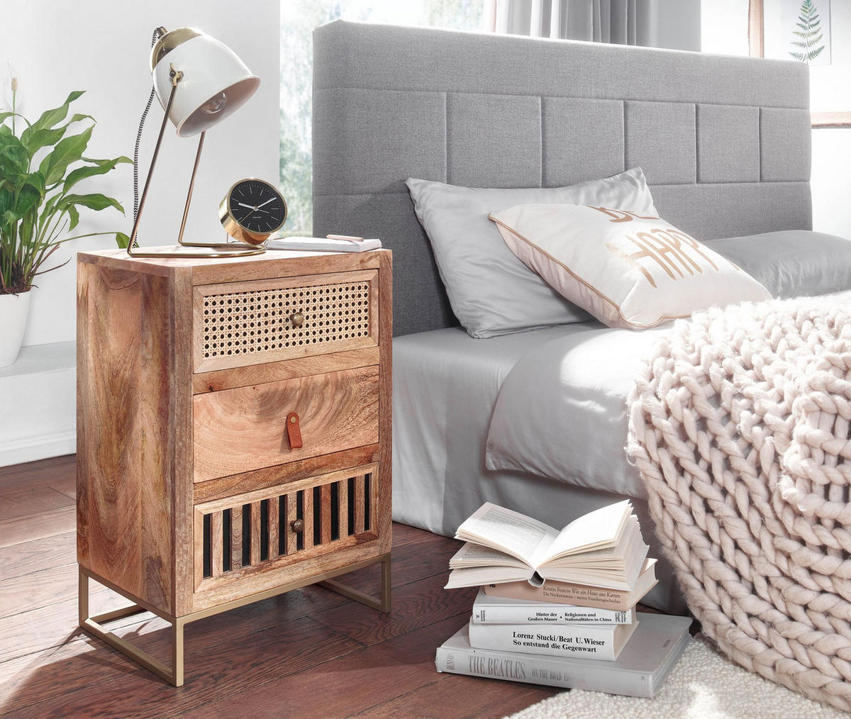 NACHTTISCH – Mango Massivholz/Rattan, 3 Schubladen, für Boxspringbett - Goldfarben/Braun, Holz/Metall (40/60/30cm) - KADIMA DESIGN