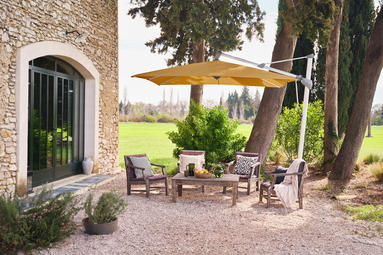 GLATZ Ampelschirm auf mediterraner Terrasse mit Gartenmöbel