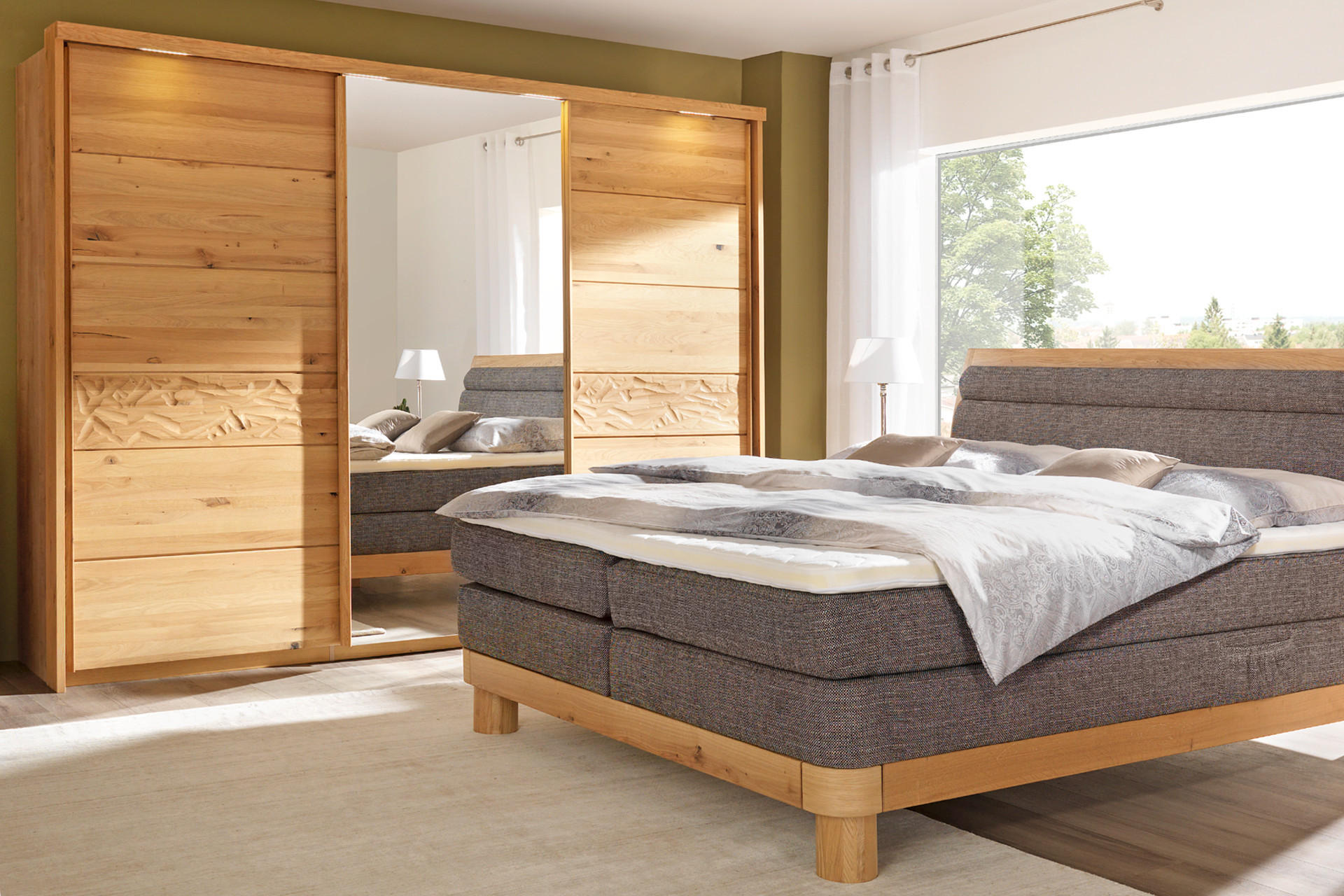 Klassischer Holzschrank mit Echtholzfurnier und Spiegelfront