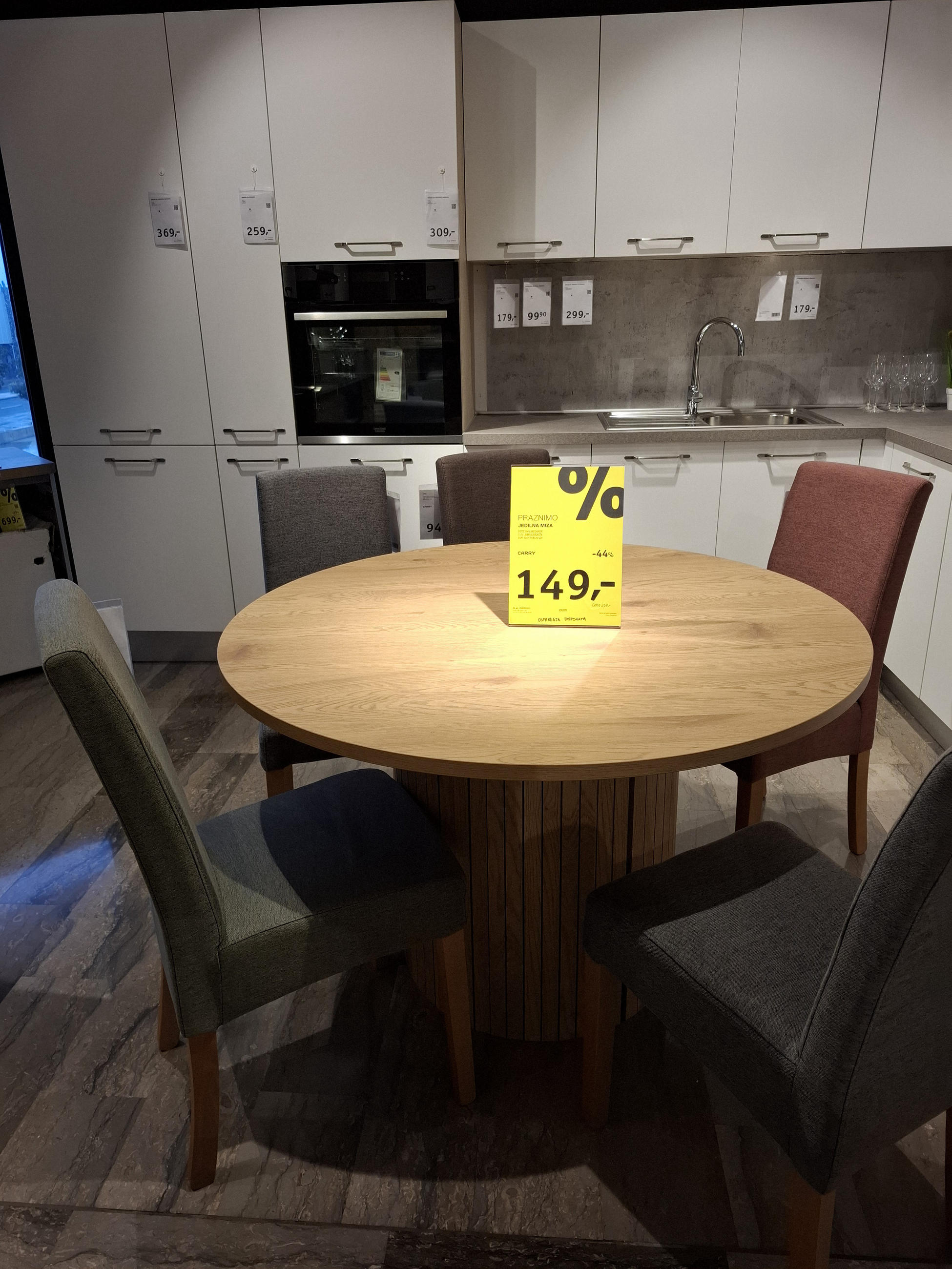 JEDILNA MIZA KRISTO - Carryhome