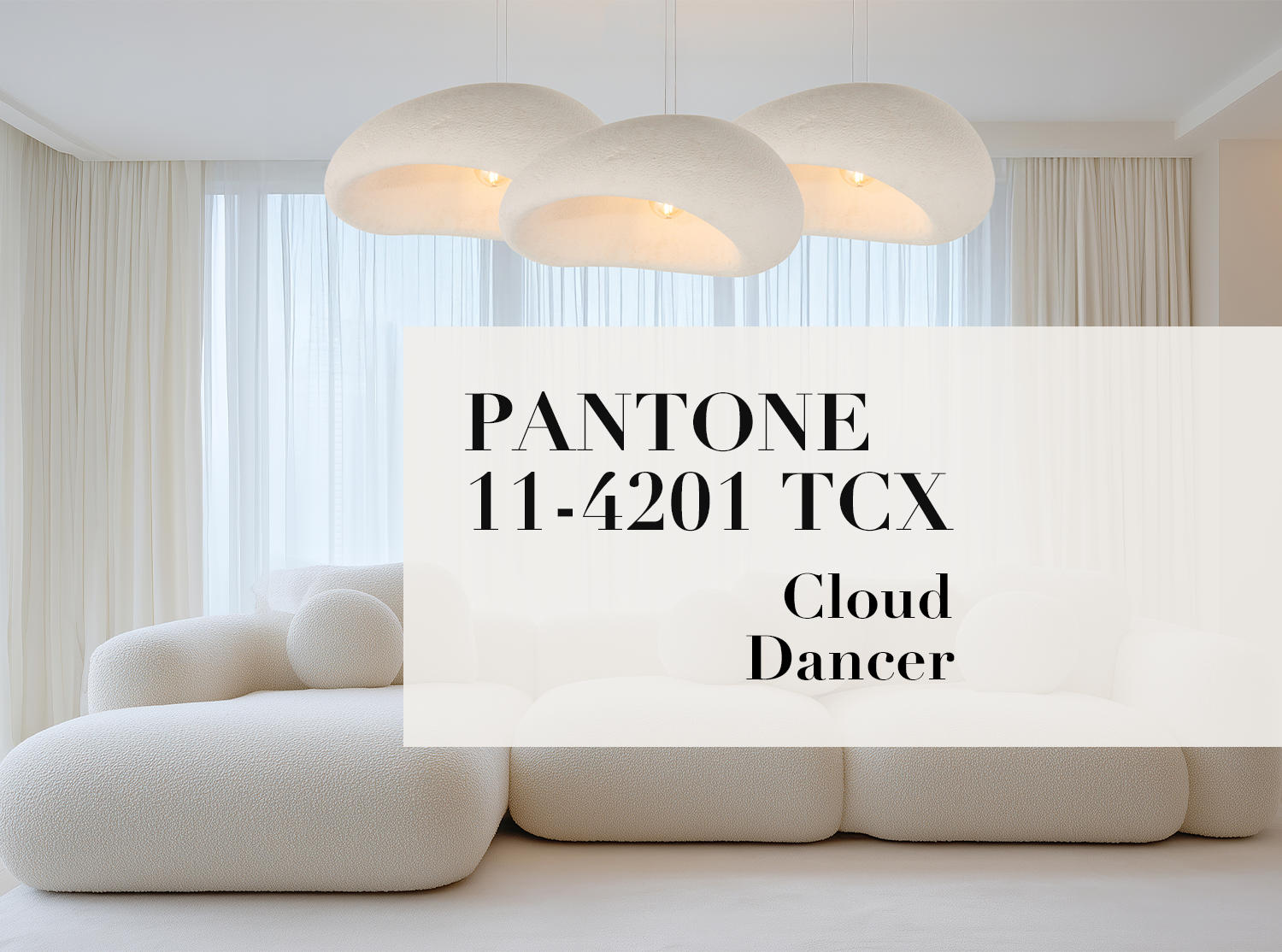 Helles Wohnzimmer mit weisser Couch, Hängelampe und Text &amp;quot;Cloud Dancer 11-4201 Pantone