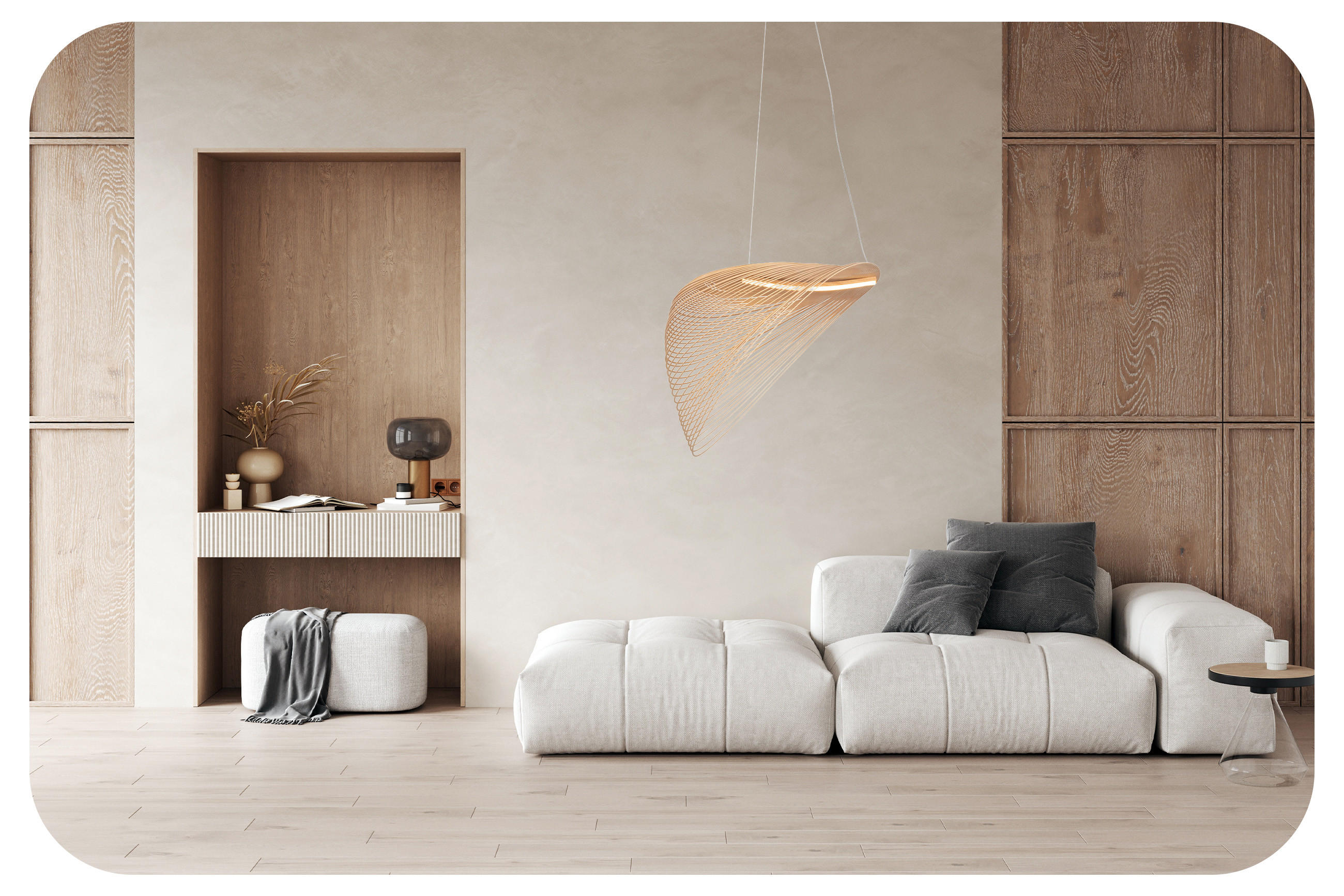 Helles, modernes Wohnzimmer mit weißem Sofa, Holzdetails und Hängeleuchte