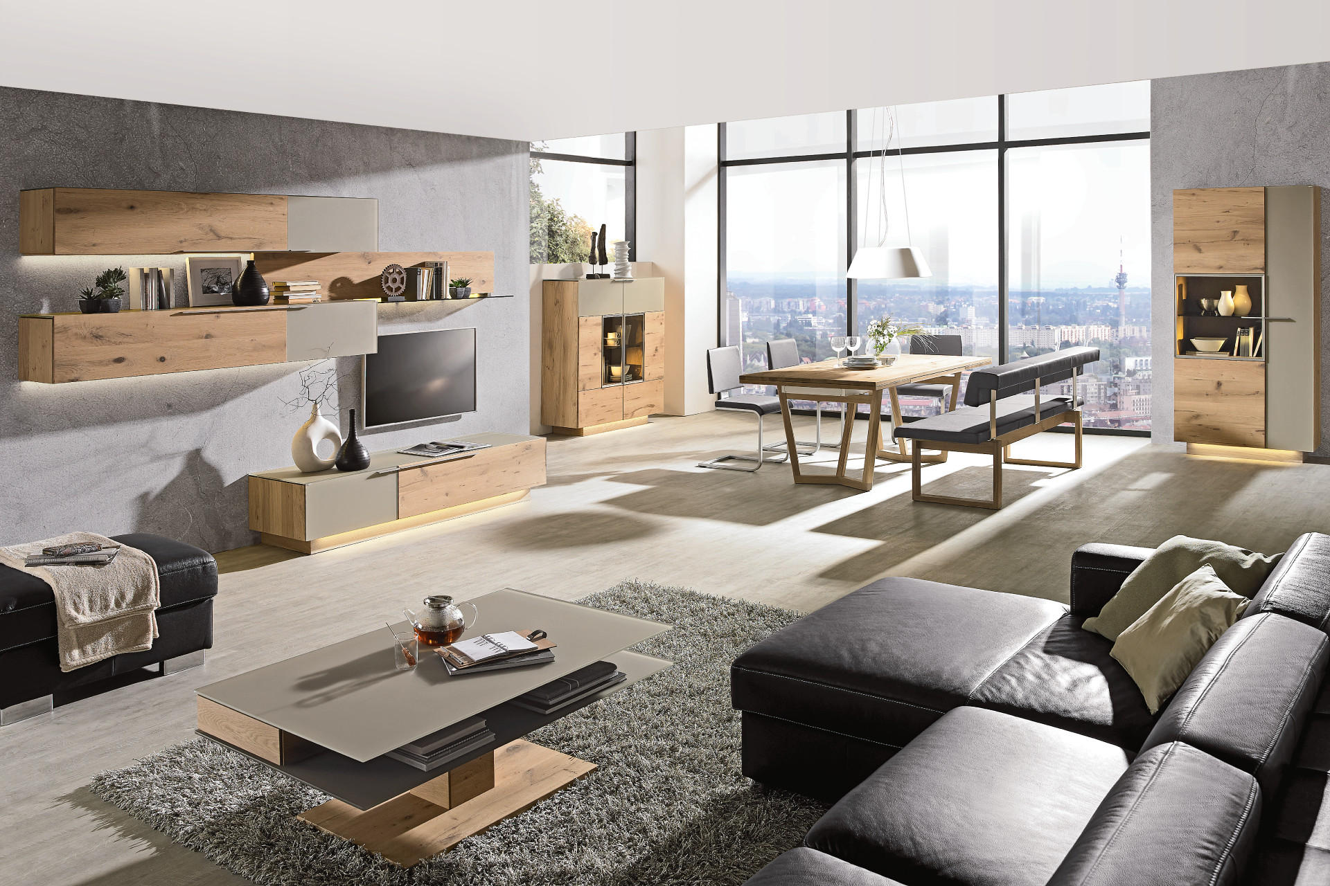 Moderní dřevěný obývací pokoj s koženým gaučem