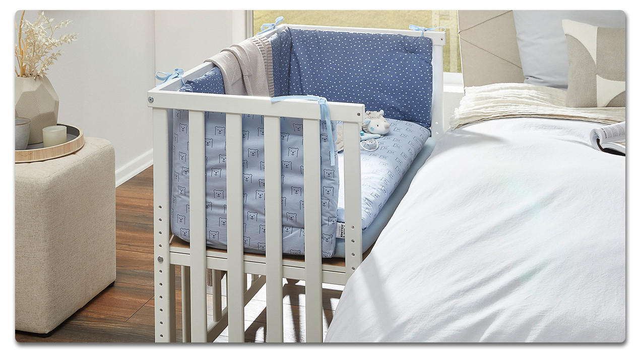 Beistellbett in weiß mit blauem bezug