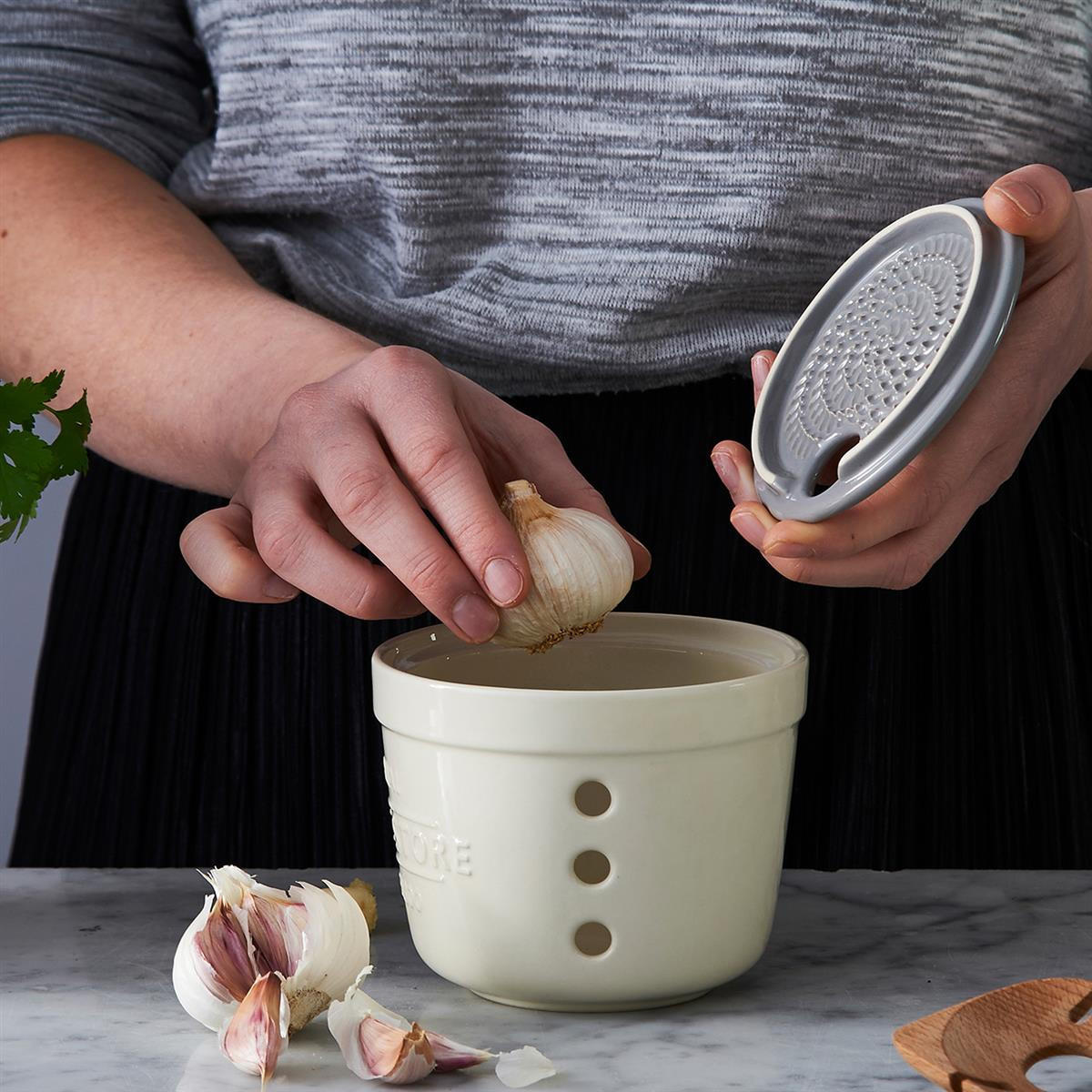 KNOBLAUCHBEHÄLTER 2in1 mit Reibe aus Steingut - Creme, Keramik (12.5cm) - Mason Cash