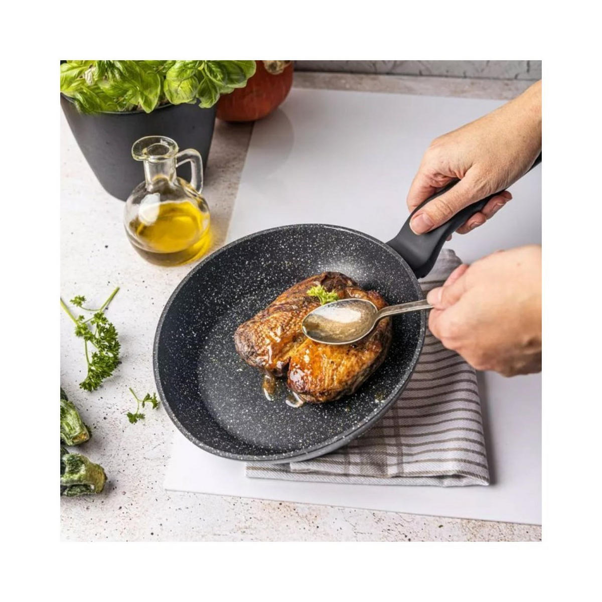 PFANNE Schwarz 20/20/4.5 cm KB7663 - Schwarz, Metall (20cm) - Klausberg 