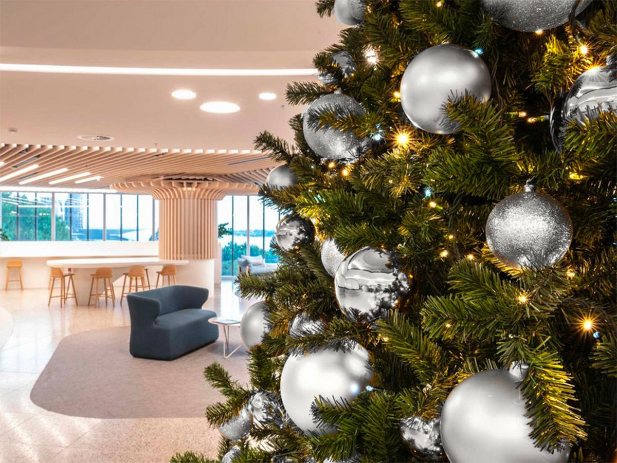 LAALU WEIHNACHTSBAUM geschmückt künstlich mit 74 Ornamenten BASIC SILVER 500 cm Baum mit Ständer und Christbaumschmuck - Silberfarben/Grün, Kunststoff (500cm) - LAALU