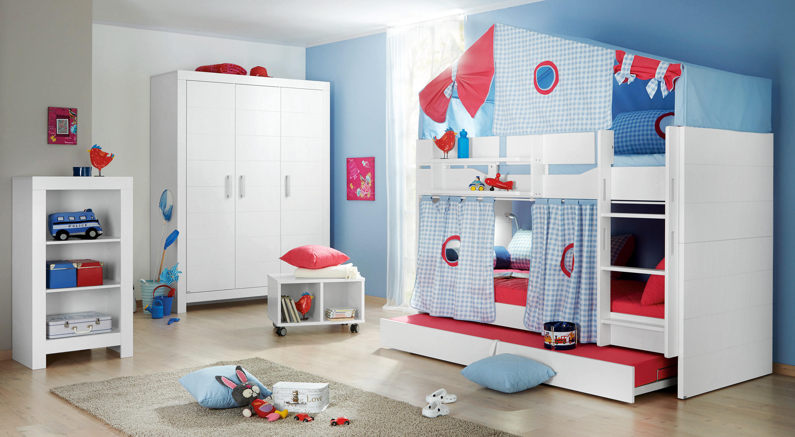 Kinderzimmer mit Hochbett, das ein blau-weiß kariertes Zelt mit roten Akzenten hat, einem weißen Kleiderschrank, einem kleinen Regal und Spielzeug auf dem Boden.