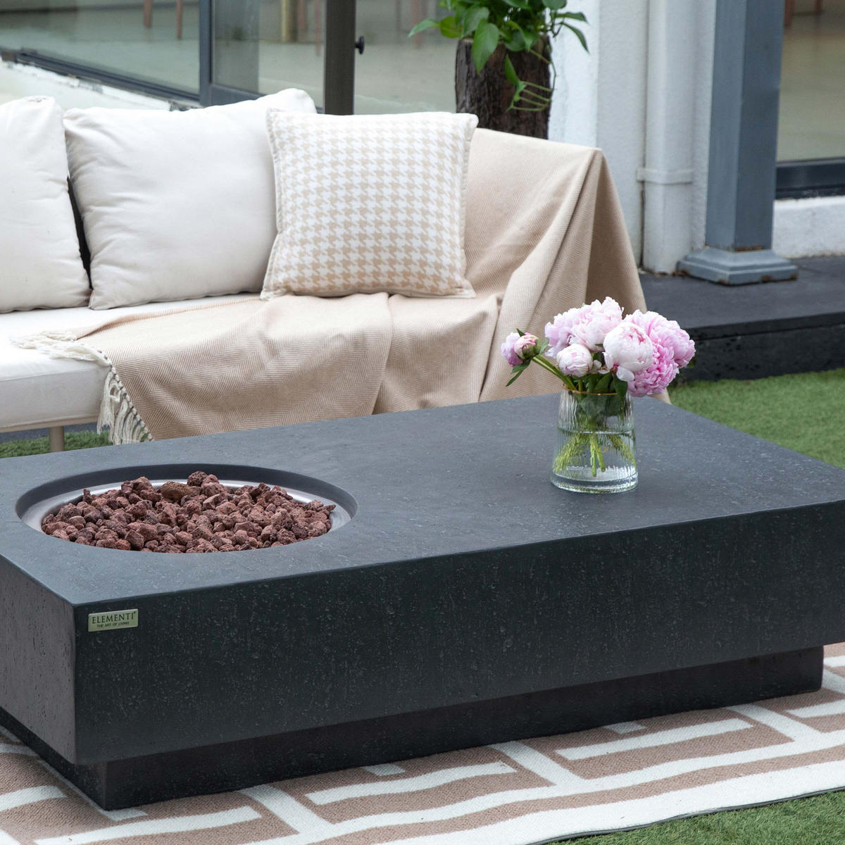 FEUERTISCH Metropolis Gasfeuerstelle aus GF-Beton - 4-tlg. Set inkl. Glasumrandung, Brennerabdeckung und Gasflaschen-Abdeckung - Dunkelgrau, Naturmaterialien (81/35/142cm) - Elementi
