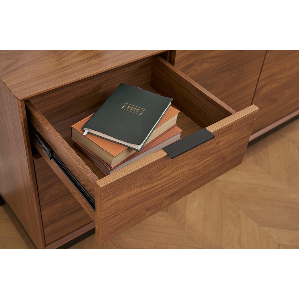 SIDEBOARD Dunkles Walnussfurnier Schwarzes Metall Stauraum B180 cm SARTO - Walnussfarben, Holz (40/74.5/180cm) - Miliboo