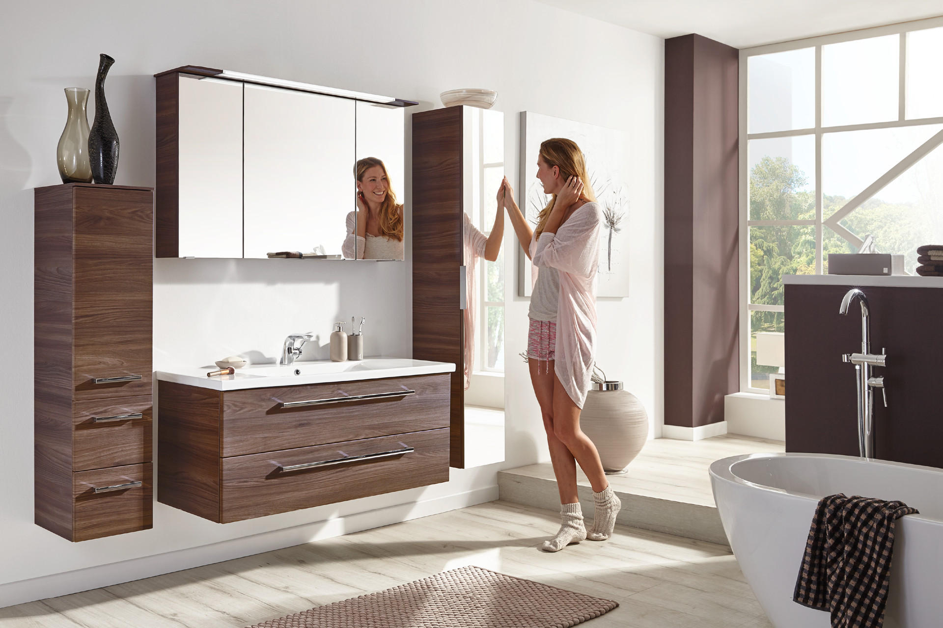 Žena v moderní koupelně v hnědé barvě