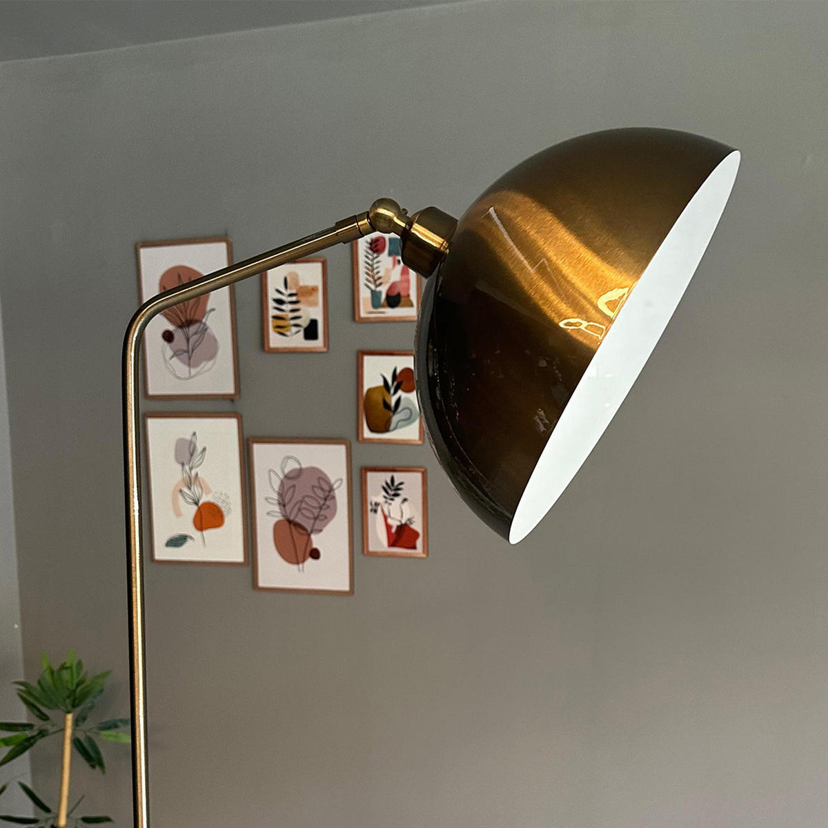 STEHLAMPE Norek aus Metall mit E27, verstellbarer Lampenschirm - Messingfarben, Metall (37/37/169cm) - Bamyum