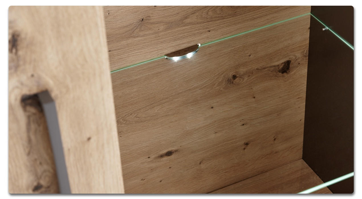 Schrankleuchten in einem Schrank aus Holz