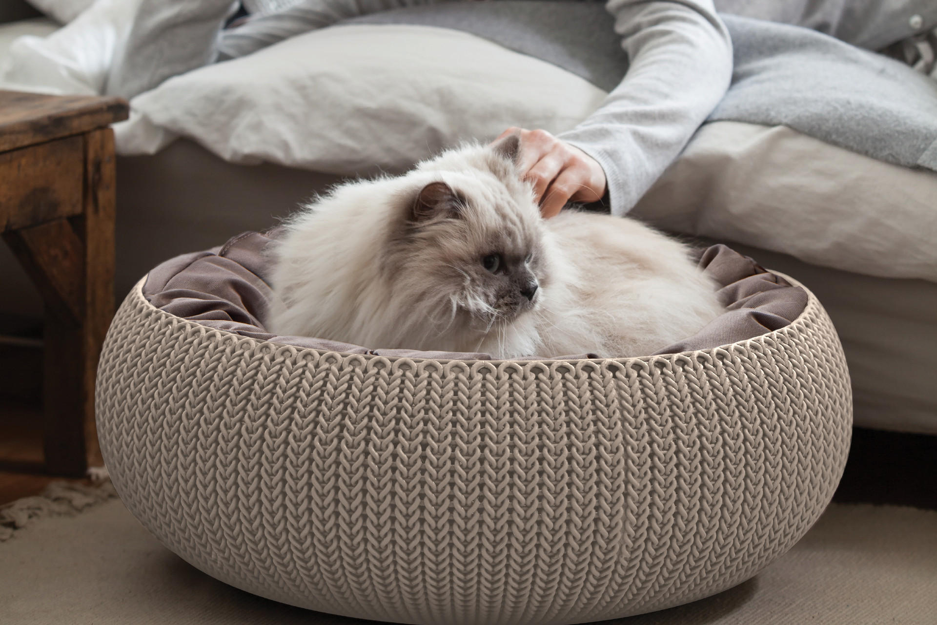 Modernes Katzenkissen in Strickoptik