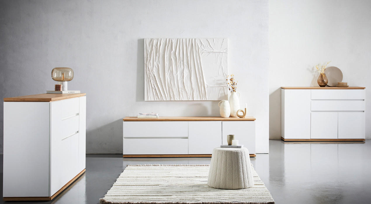 weiße wohnzimmerwand mit weißen sideboards