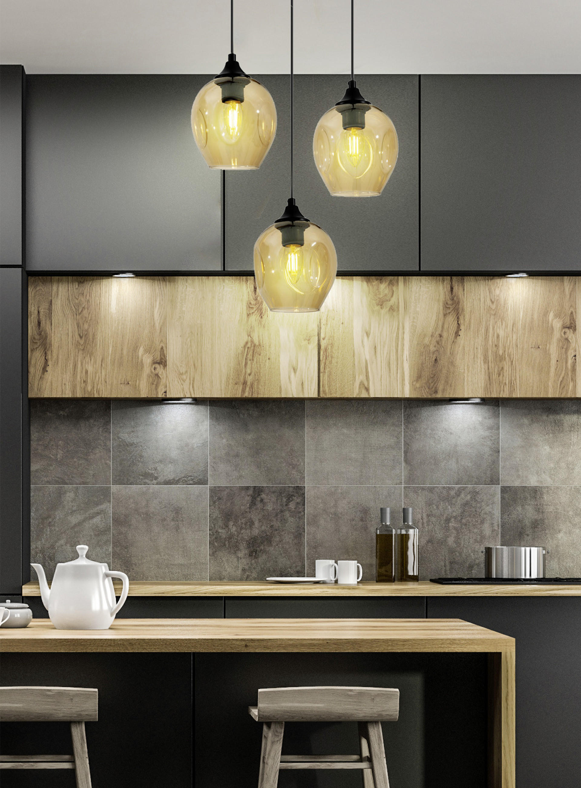 Moderne Küche mit stilvoller Decken-Beleuchtung über dem Esstisch und indirekter Beleuchtung über der Arbeitsplatte.