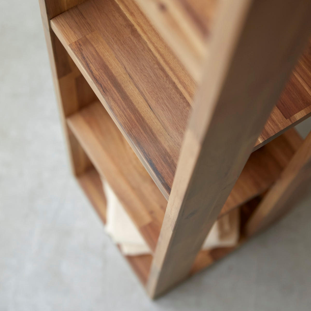 HOCHSCHRANK Lila Natur aus Akazie - Naturfarben, Holz (30/130/30cm) - Tikamoon