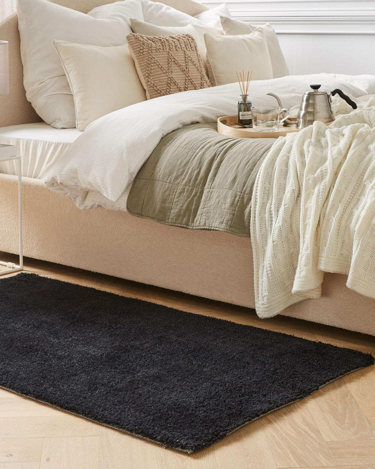 CHLUPATÝ KOBEREC SHAGGY Demre 150/80 cm - černá, plast (80/150cm) - Beliani