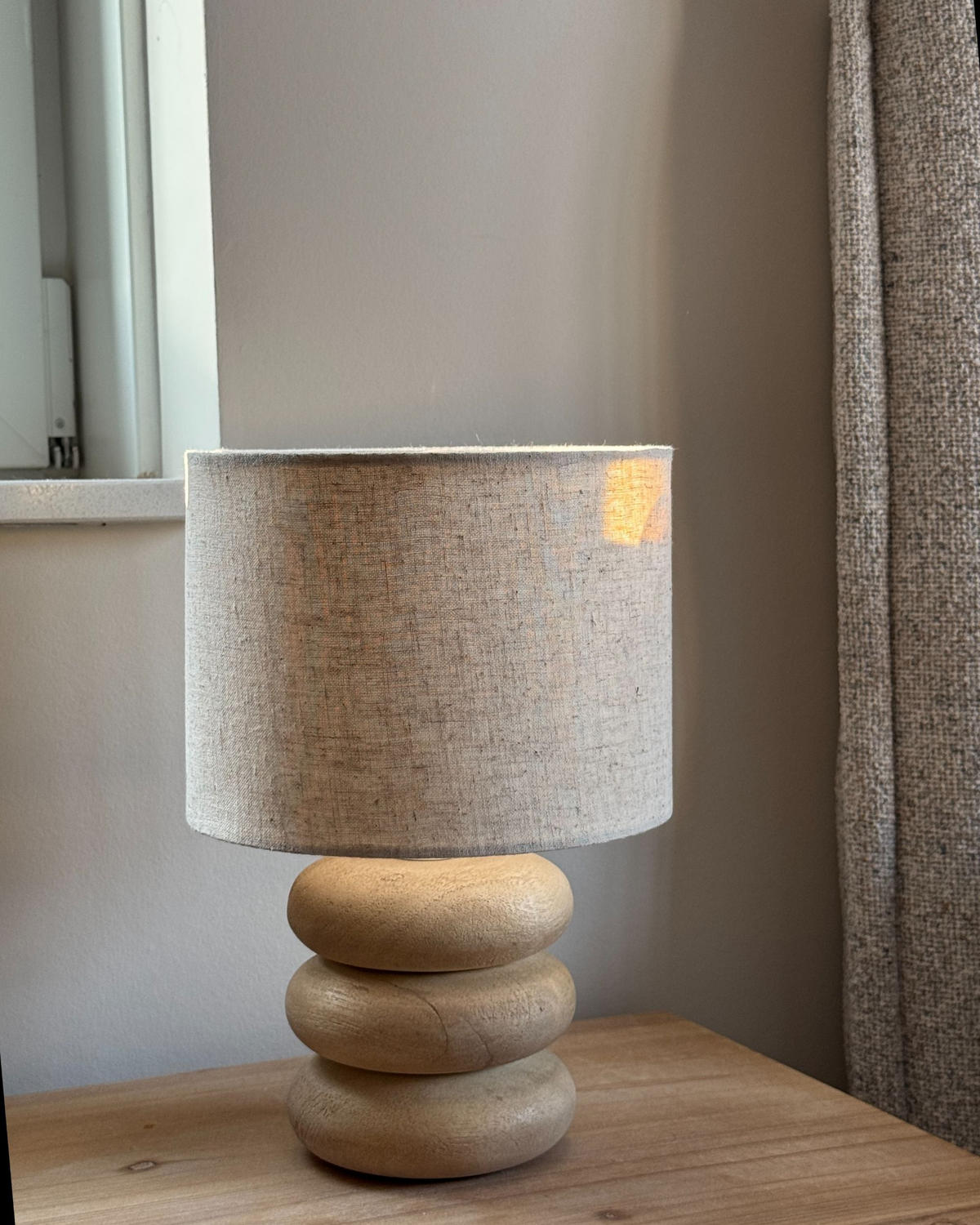 LAMPĂ DE MASĂ maro Betwa - bej/maro deschis, lemn (20/20/30cm) - Beliani