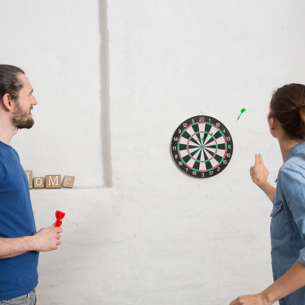 DARTSCHEIBE Bunt zweiseitig mit 6 Steeldarts 43 cm - Multicolor, Wellpappe/Metall (43/43cm) - Relaxdays