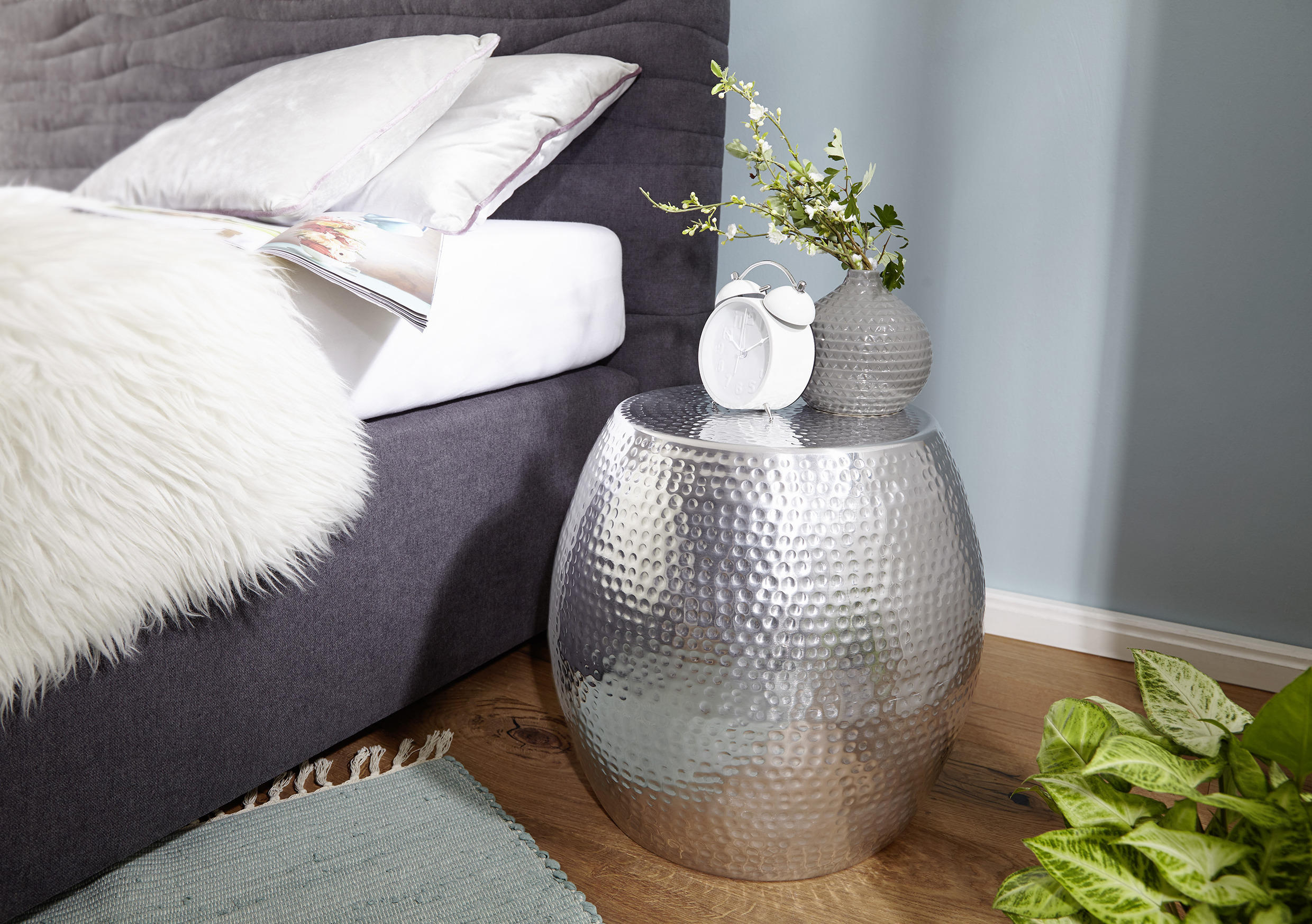 pomoćni stolić u srebrnoj boji