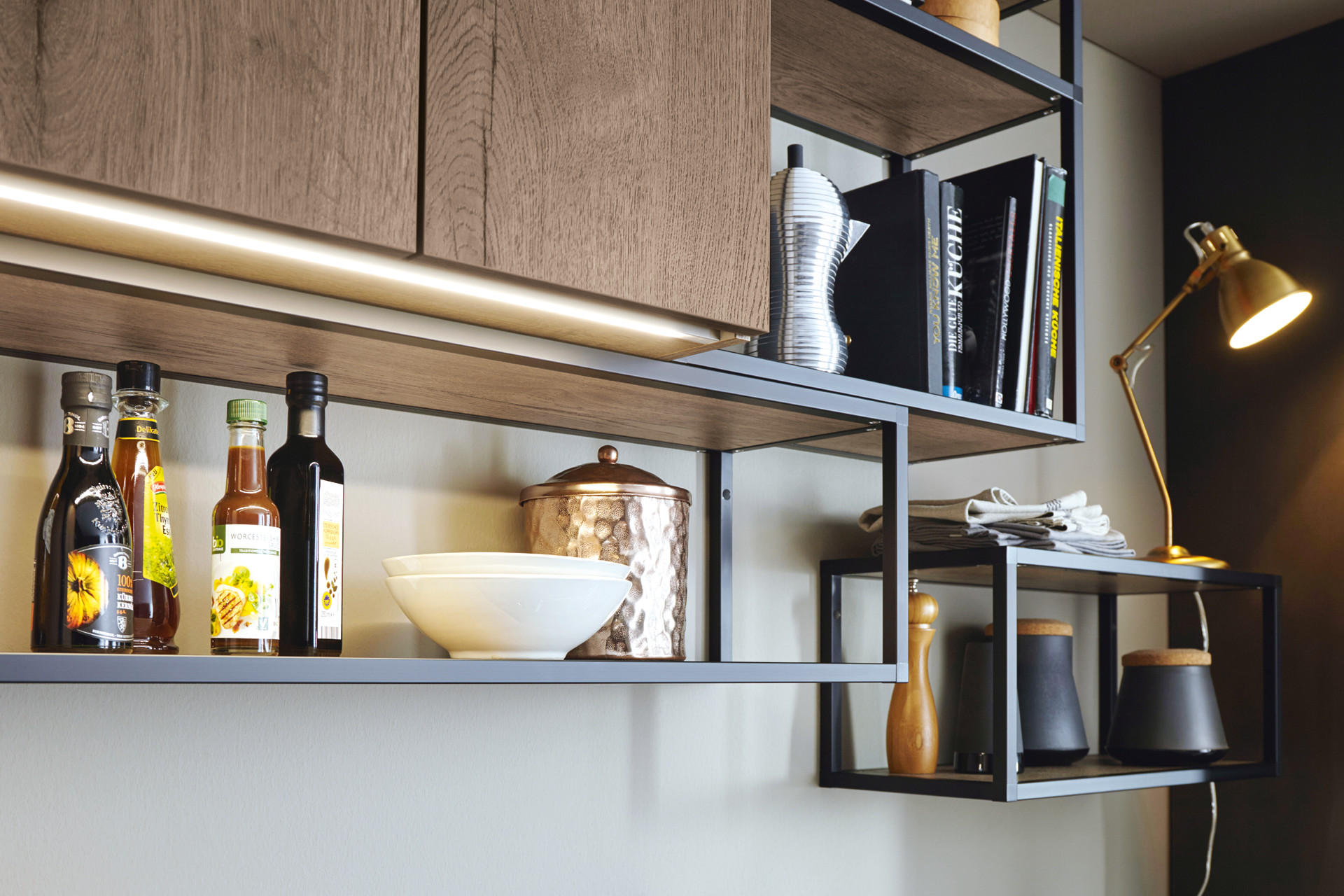 Schwarze Regale aus Eisenstäbe