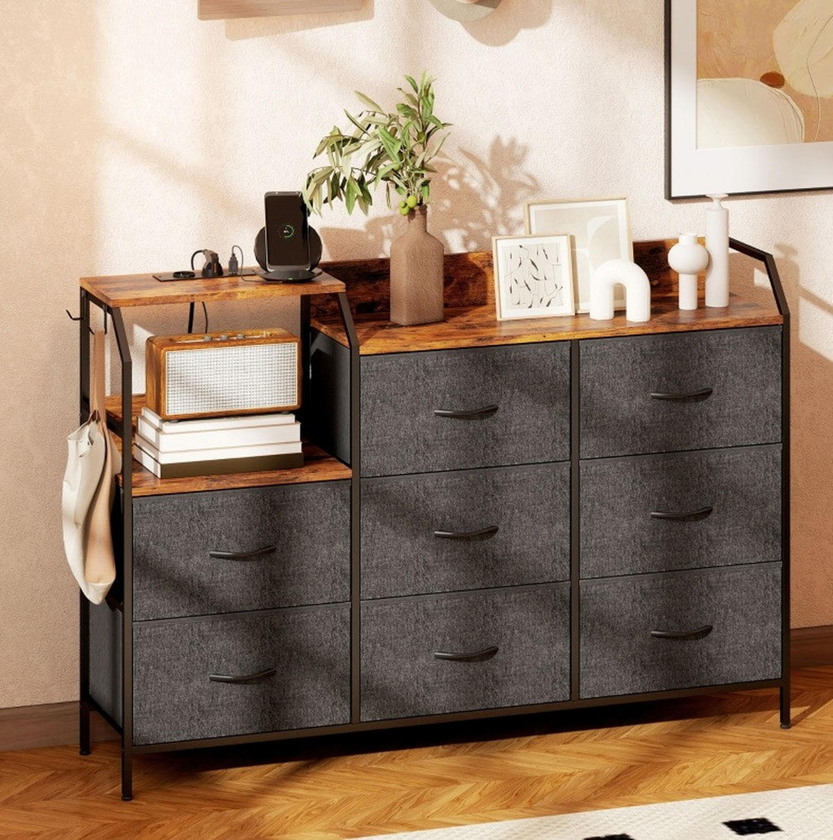 KOMMODE rustikal aus Stoff mit Ladestation und 8 Schubladen Braun/Schwarz - Schwarz, Textil (130.5/88/30cm) - Modenvie