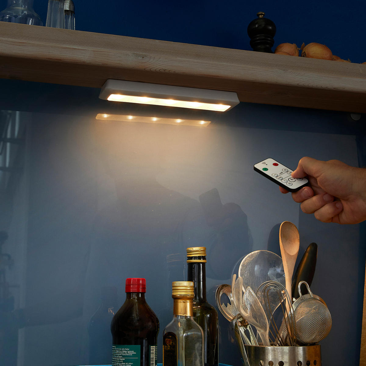 LED-BELEUCHTUNGSSCHIENE - dimmbar mit Touch-Knopf und Fernbedienung für Kleiderschrank, 6x AA-Batterien erforderlich - Weiß, Kunststoff (6/30/3.5cm) - Northpoint