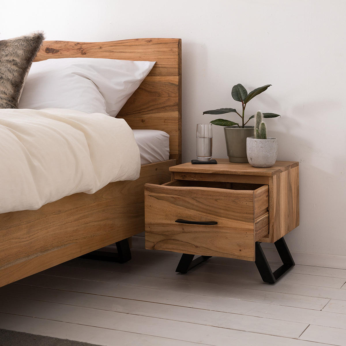 NACHTKOMMODE - Akazie massiv / Metall - Schwarz/Akaziefarben, Holz (40/40/35cm) - home24