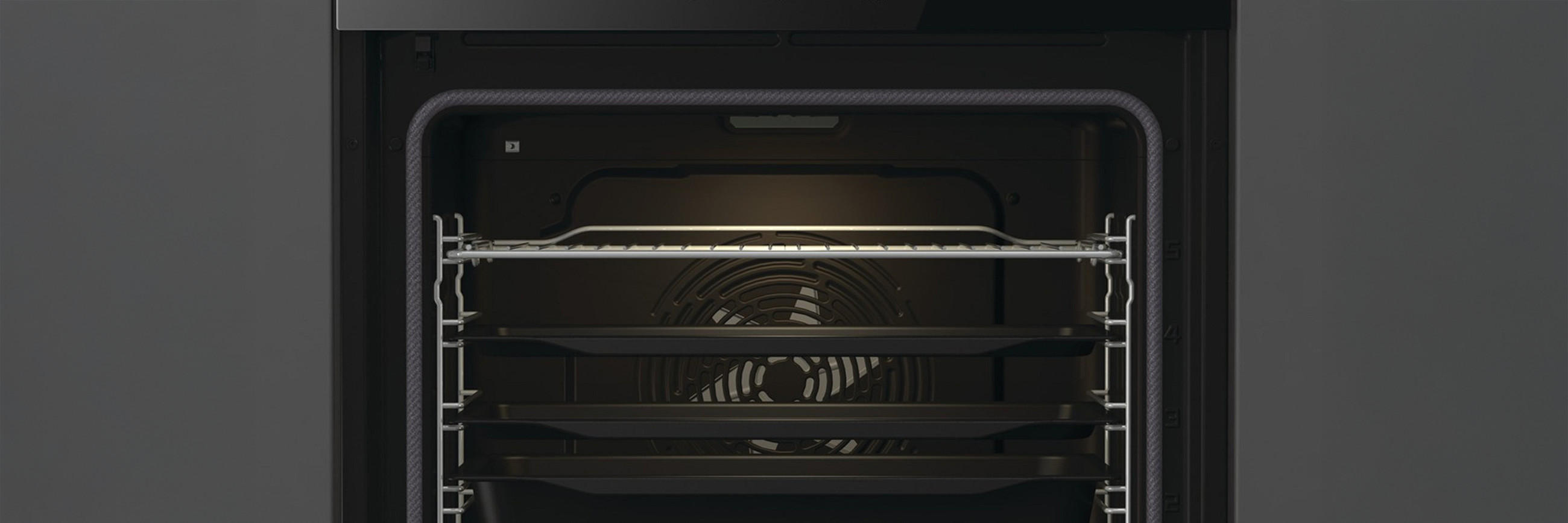 Detailaufnahme von frisch gereinigtem GORENJE Backofen, durch die Pyrolyse-Selbstreinigungsfunktion.